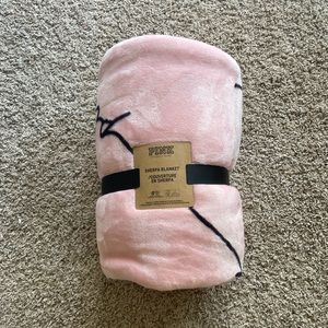 VS PINK Sherpa blanket NWT